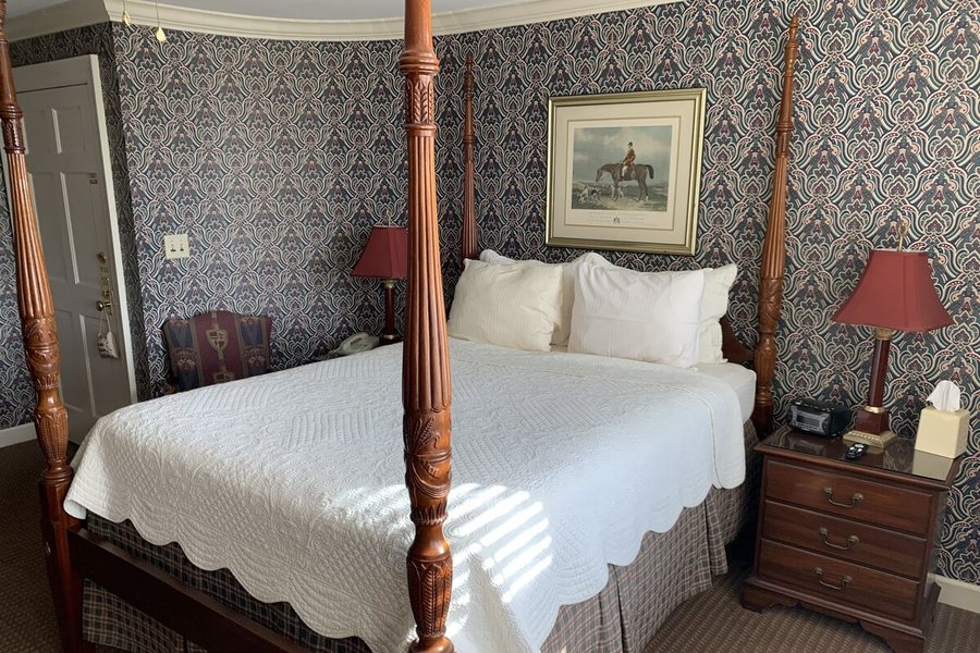 1842 Inn — Guest room