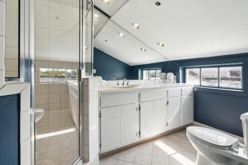 1851 Mansion on St Charles — Bathroom