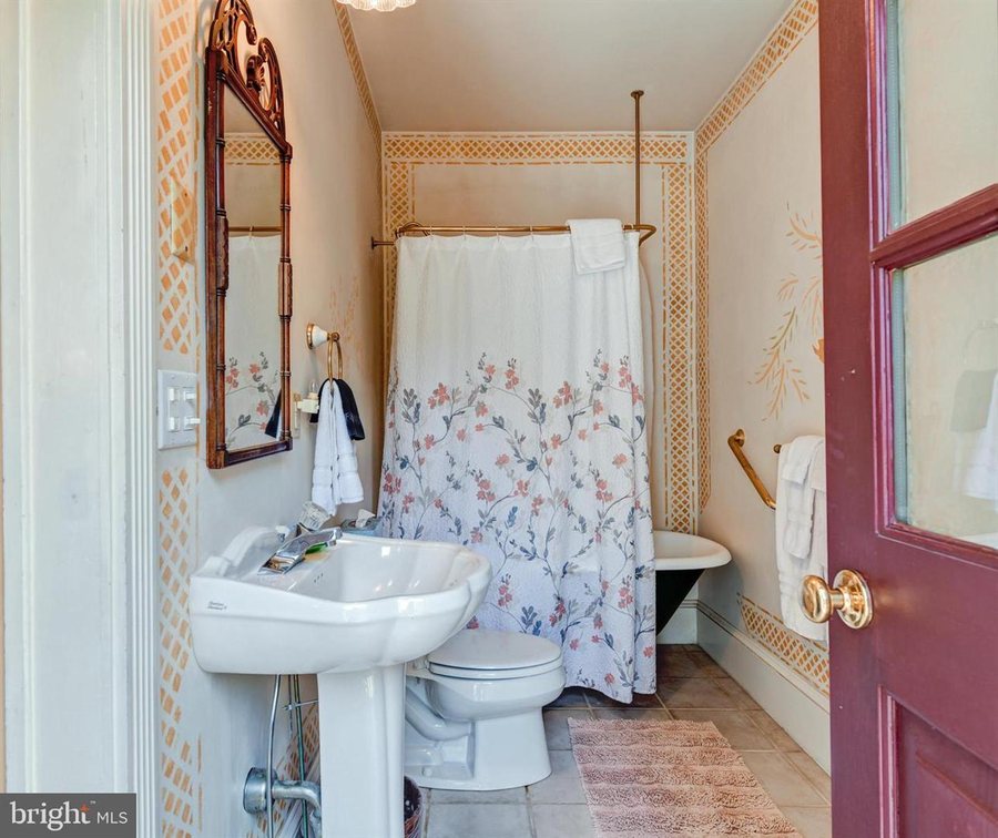 1870 Wedgwood Inn Bed Breakfast of New Hope PA — Bathroom