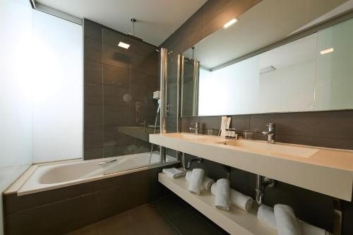 1881 Barcelona Rosellon Hotel Barcelona Catalonia — Bathroom