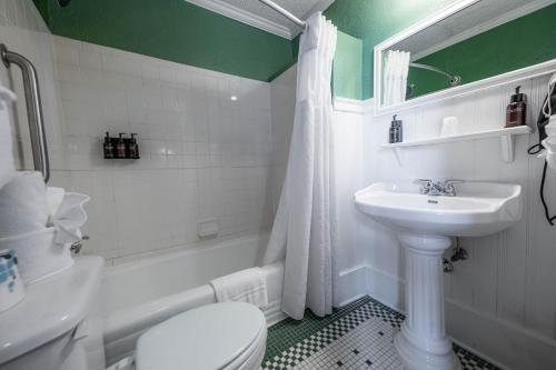 1886 Crescent Hotel and Spa — Bathroom