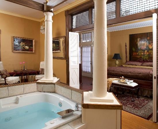1890 Williams House Inn — Bathroom