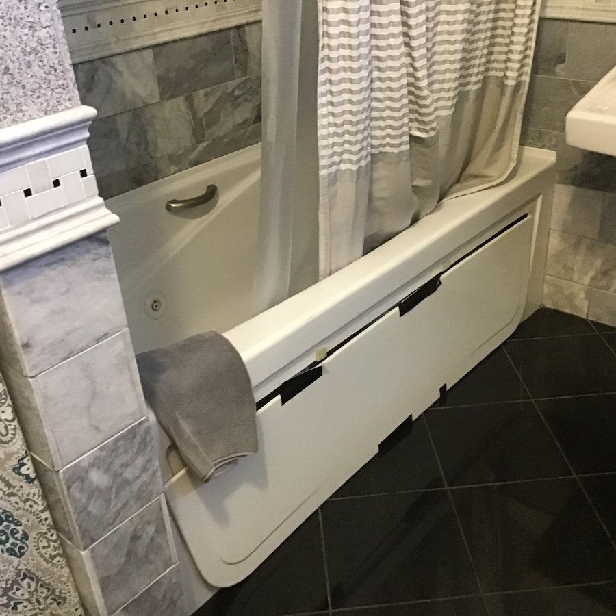 1895 Washington Hotel — Bathroom