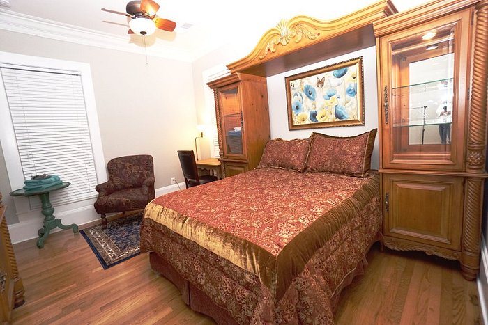 1895 Washington Hotel — Guest room