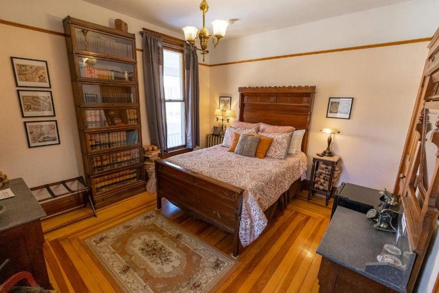1899 Inn — Guest room