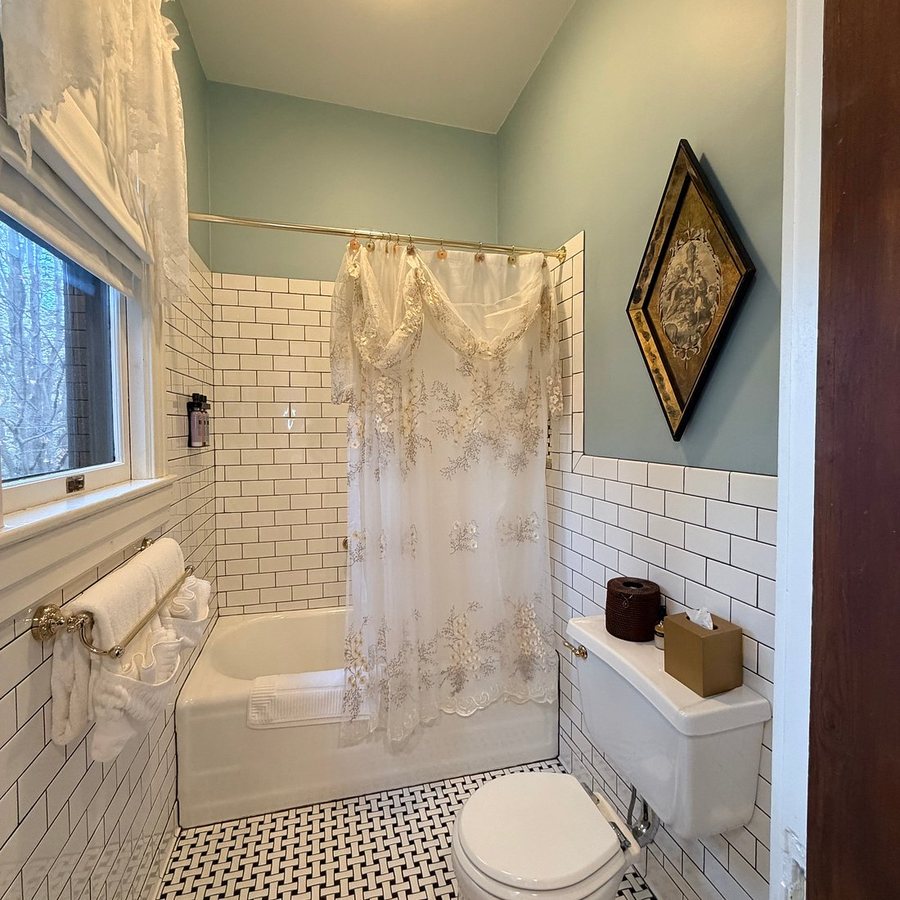 1899 Wright Inn and Carriage House — Bathroom