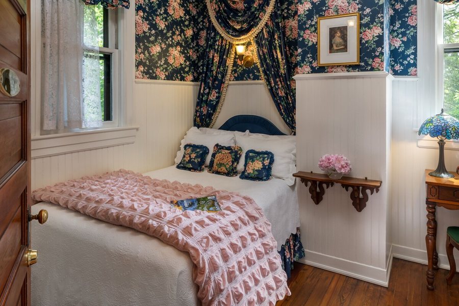 1899 Wright Inn and Carriage House — Guest room