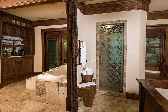 1900 Inn on Montford — Bathroom