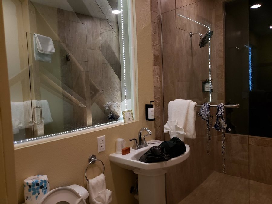 1905 Basin Park Hotel — Bathroom
