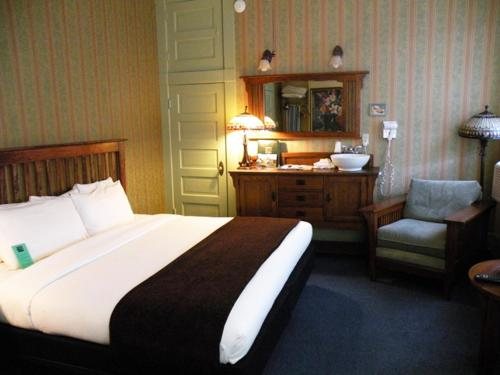 1905 Basin Park Hotel — Guest room