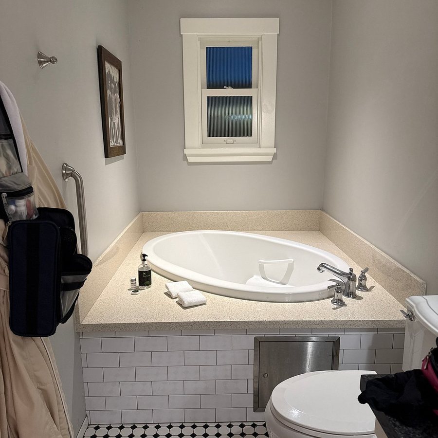 1906 Lodge — Bathroom