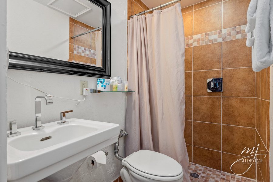 1929 Hotel Seville — Bathroom