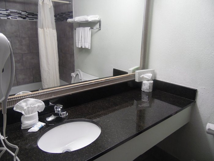 1Hotel — Bathroom