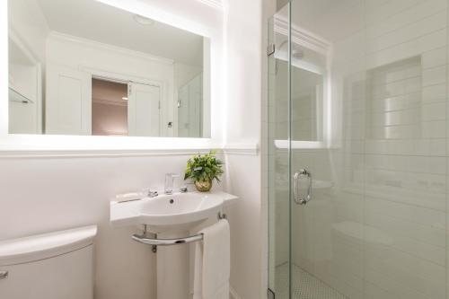 20 South Battery — Bathroom