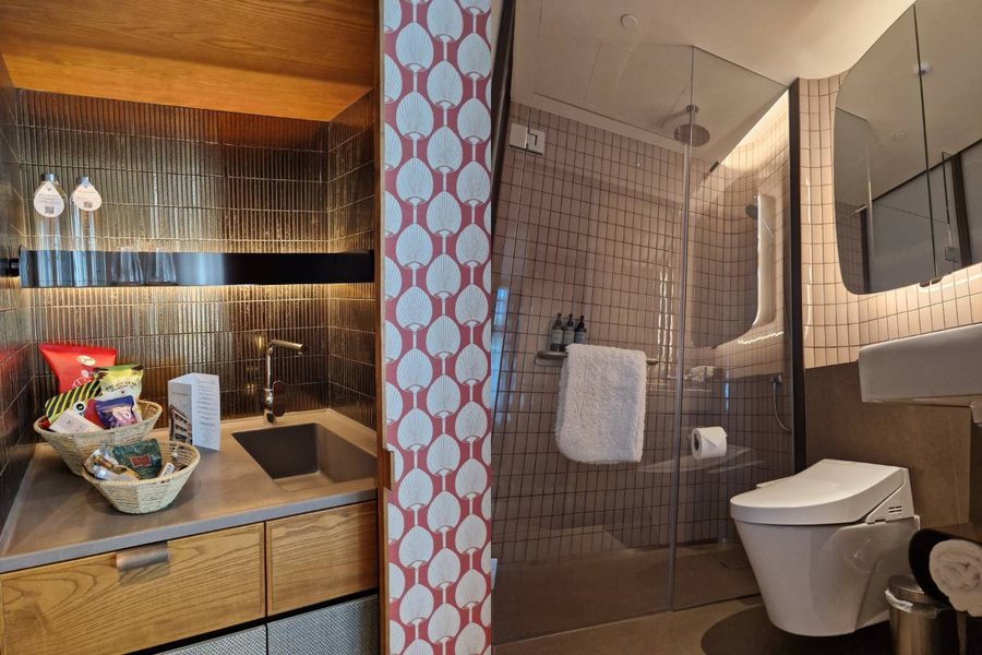 21 Carpenter — Bathroom