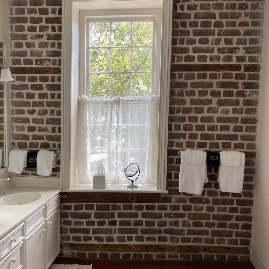 21 East Battery Bed and Breakfast — Bathroom