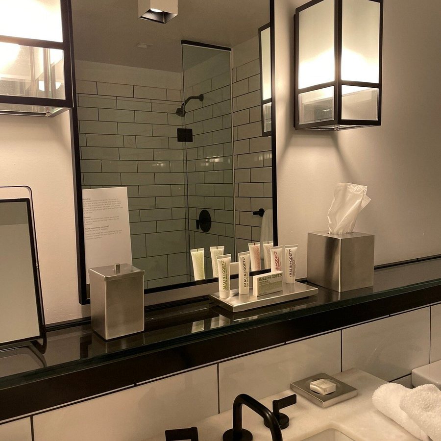 21c Museum Hotel Cincinnati — Bathroom
