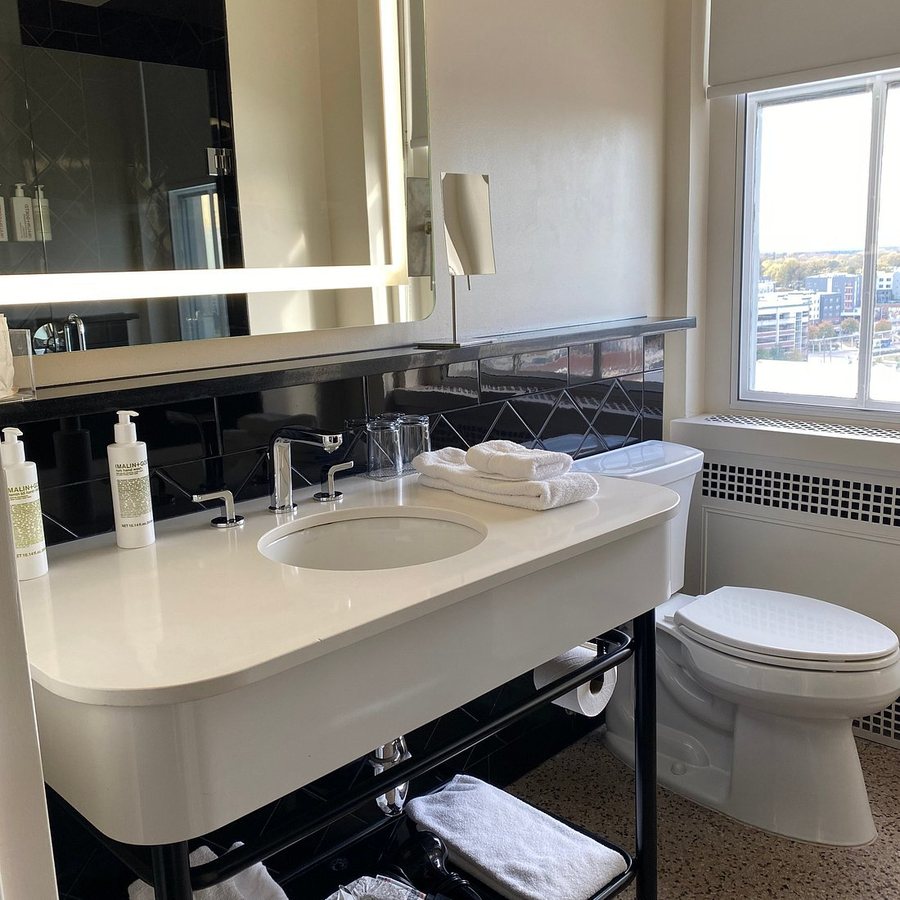 21c Museum Hotel Durham — Bathroom