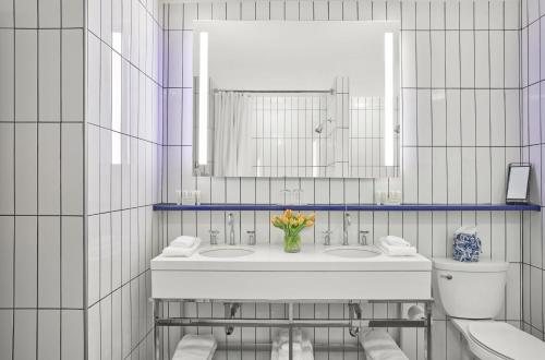 21c Museum Hotel Louisville — Bathroom