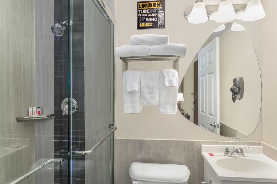 23 Plams Suites By Rocket Stay Miami Florida — Bathroom