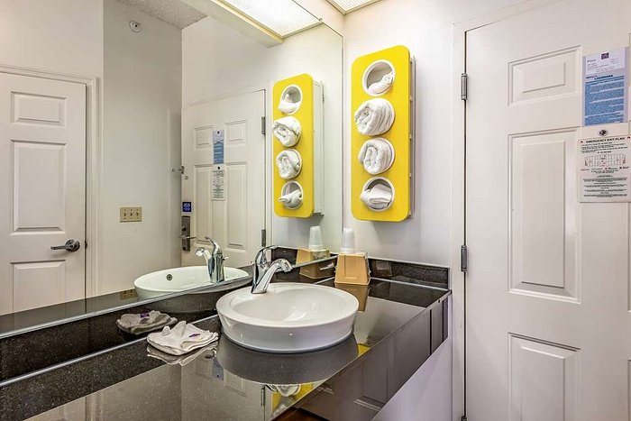 2439 Fairfield A Bed Breakfast — Bathroom