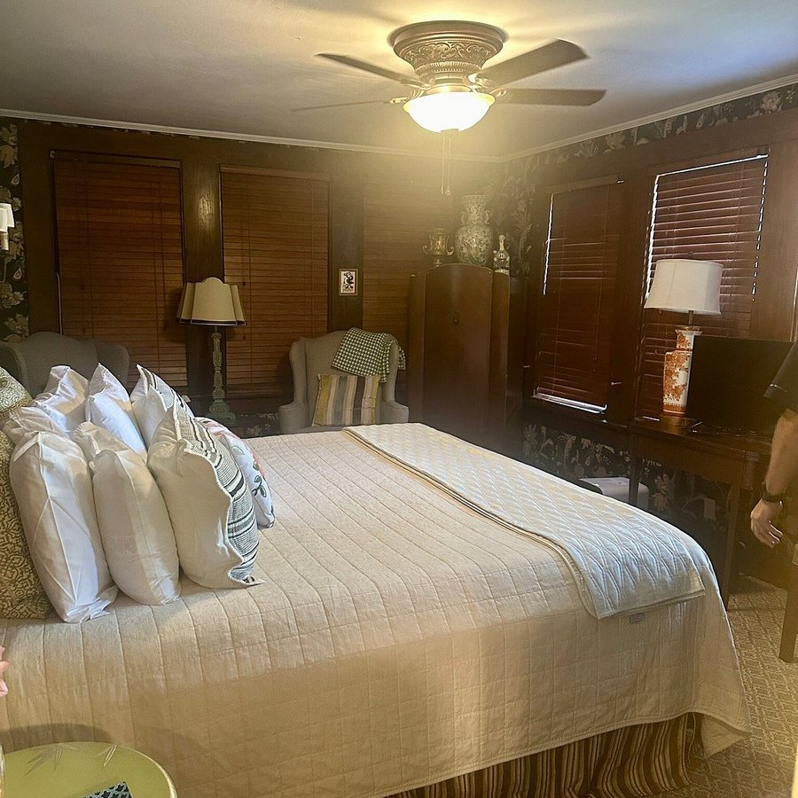 2439 Fairfield A Bed Breakfast — Guest room