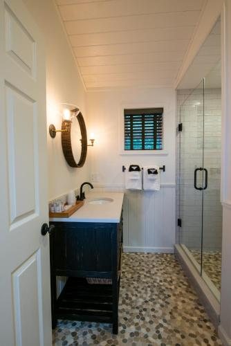 27 on Park Boutique Hotel Venue — Bathroom