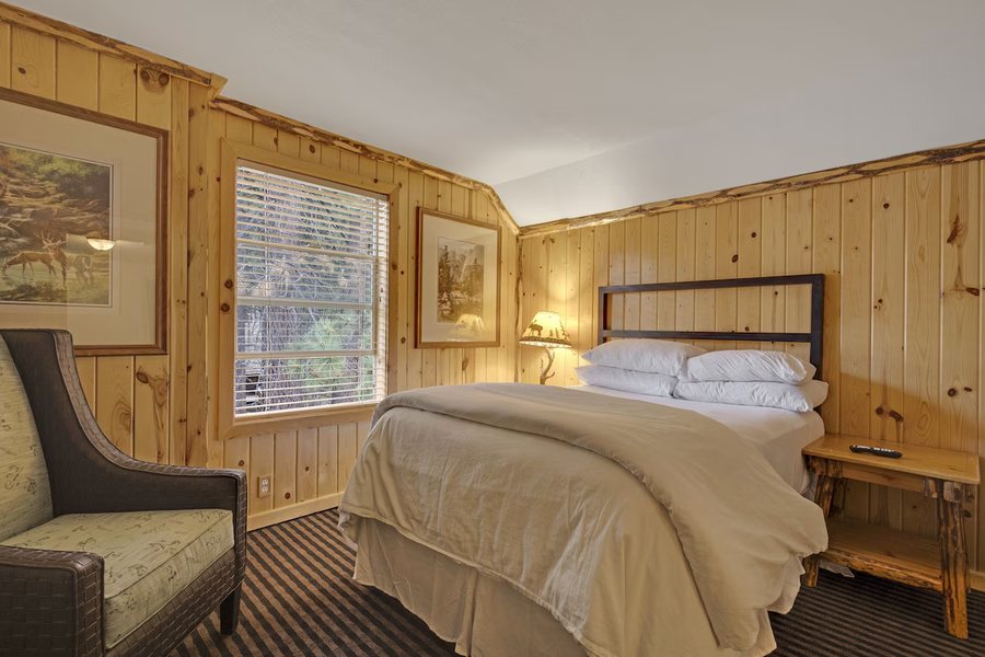 3 Peaks Lodge — Guest room