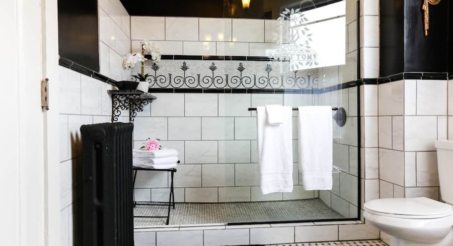300 Clifton Bed And Breakfast — Bathroom