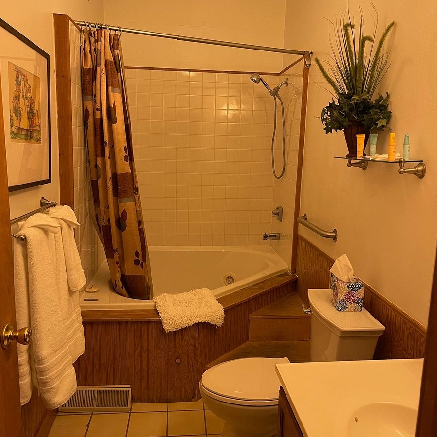 305 North Inn — Bathroom