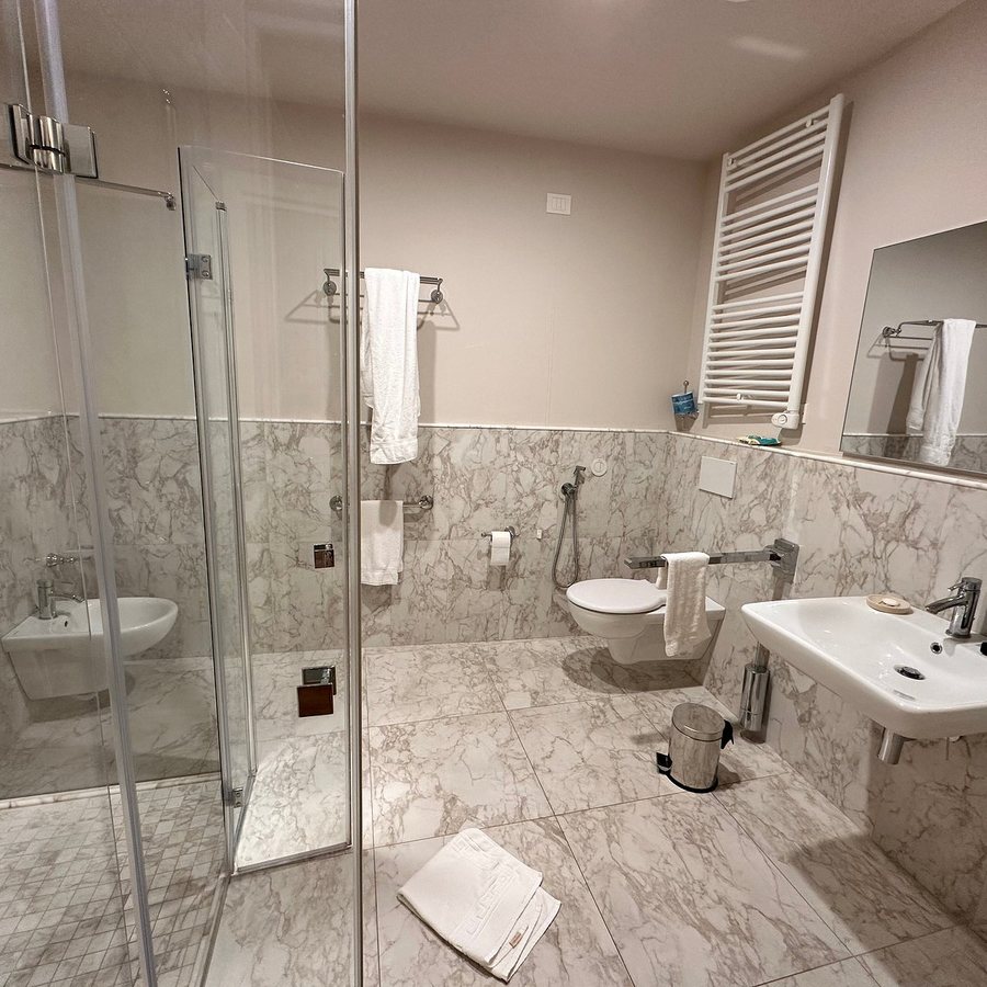 3110 Arthotel — Bathroom