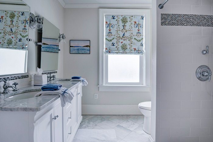 34 State Historic Luxury Suites — Bathroom
