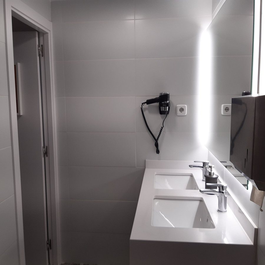 360 Hostel Borne Barcelona Catalonia — Bathroom