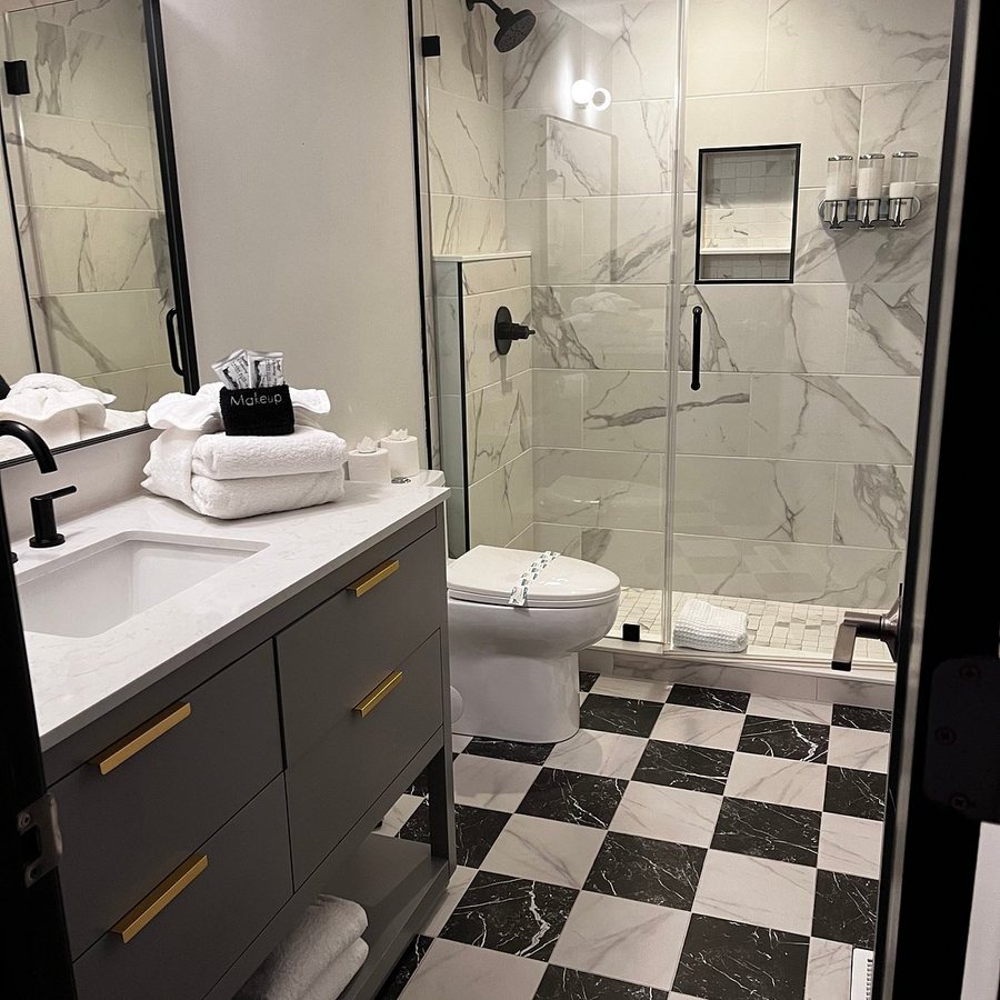 360 King Boutique Suites — Bathroom