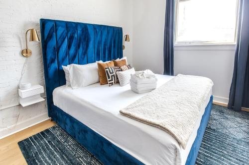 360 King Boutique Suites — Guest room