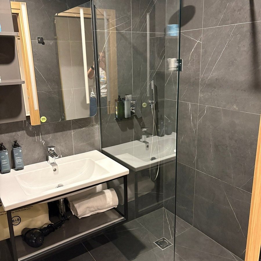 3C B B — Bathroom