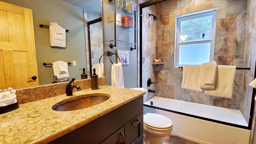 4 Seasons Inn On Fall River — Bathroom