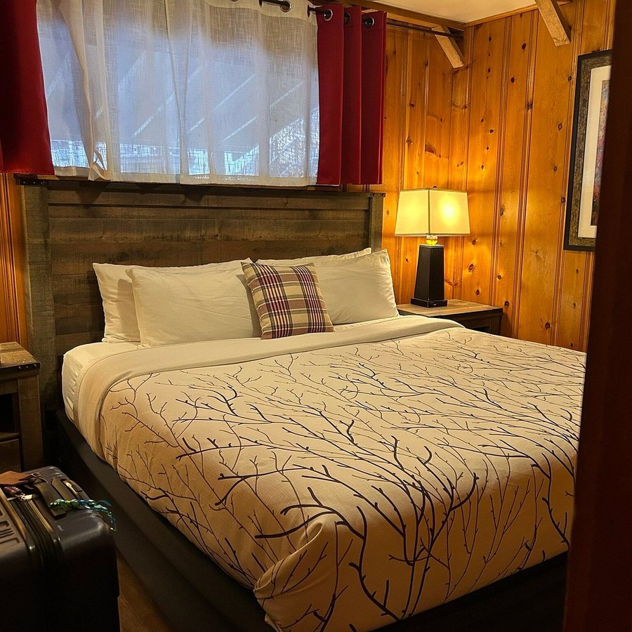 4 Seasons Inn On Fall River — Guest room