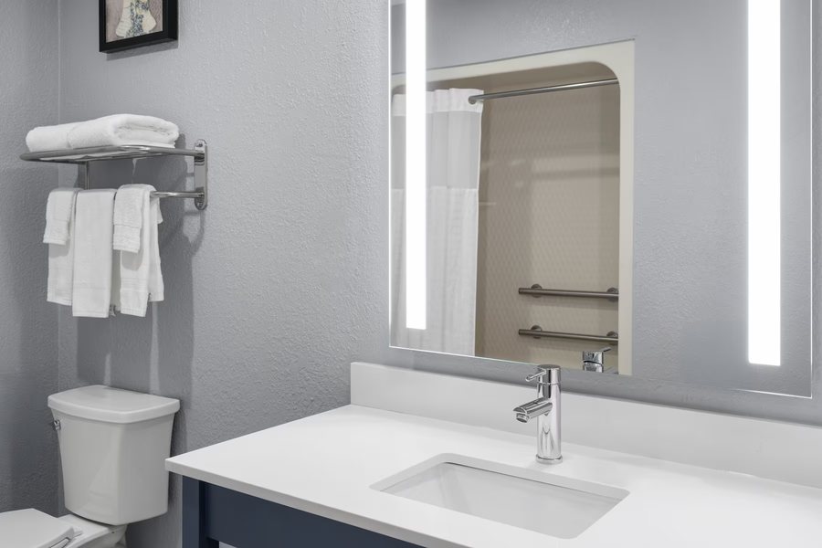 40 Club Inn — Bathroom