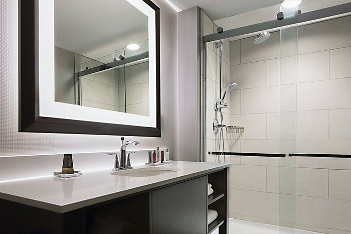 402 Hotel — Bathroom