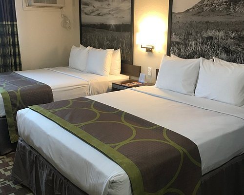 402 Hotel — Guest room