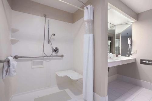 41 Lakefront Hotel Trademark Collection by Wyndham — Bathroom