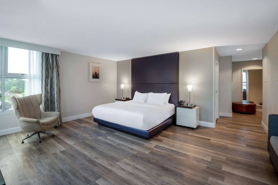 41 Lakefront Hotel Trademark Collection by Wyndham — Guest room