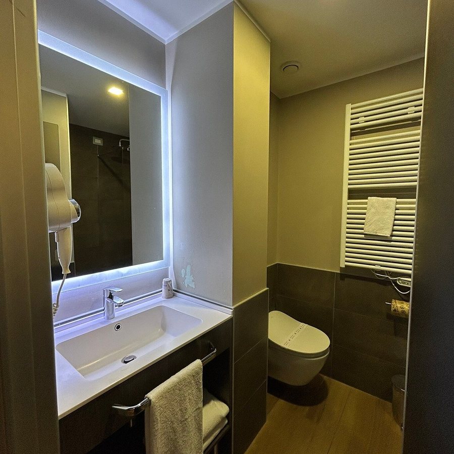 43 Station Hotel — Bathroom