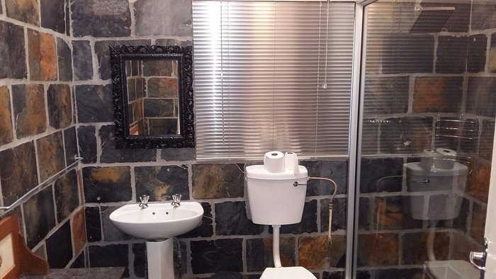 44 on Ennis Guest Lodge and Restaurant — Bathroom