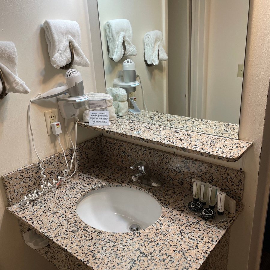 49 Er Inn Suites — Bathroom