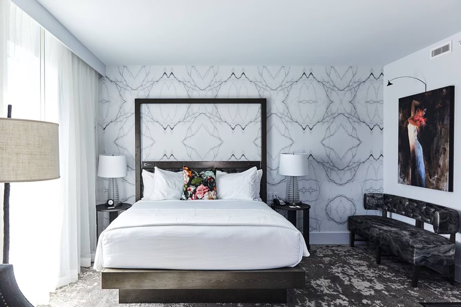 493 King Luxury Suites — Guest room