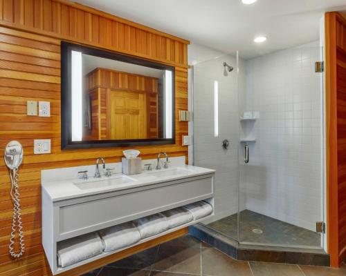 5 Lakes Lodge — Bathroom
