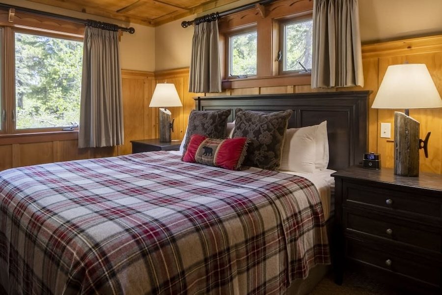 5 Lakes Lodge — Guest room