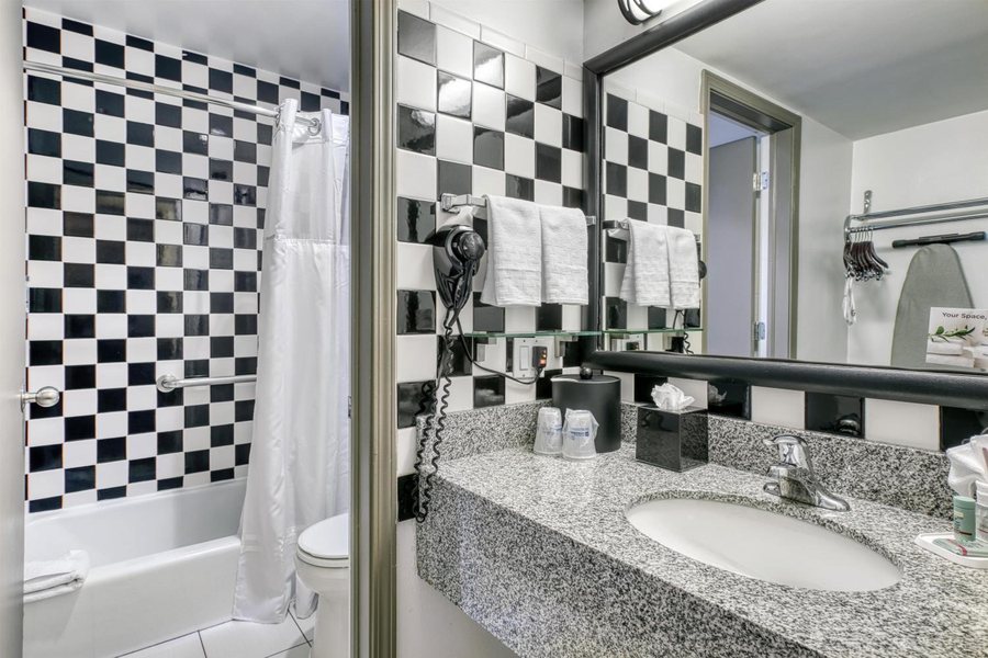 5430 Happy Home Single Private Rooms Chicago Illinois — Bathroom